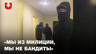 Неизвестные взламывают дверь задержанного на 