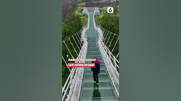 Detik-detik Gubernur Khofifah Jatuh di Jembatan Kaca Bromo #Shorts