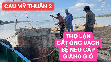 Bên dưới dạ cầu Mỹ Thuận 2 đang tháo gỡ các ống vách neo cáp giằng gió, thi công các hạng mục cuối