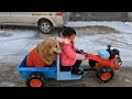 大雪天萌娃开手扶拖拉机带狗狗去兜风，结果半路遇险，引众人笑喷