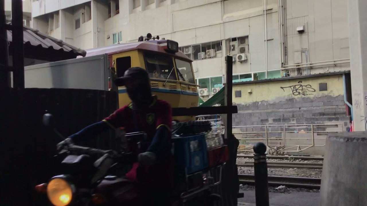 Phayathai railroad crossing