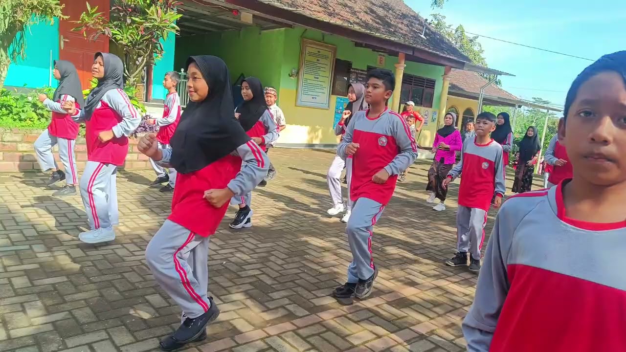 Pembiasaan Senam Anak Indonesia Hebat . SDN SELOTAPAK KEC TRAWAS Mojokerto