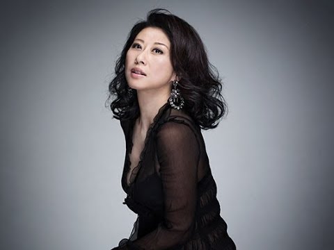 八卦小品--與費翔相戀、為事業棄愛，55歲「瀟灑歌後」如今活成幸福標竿！