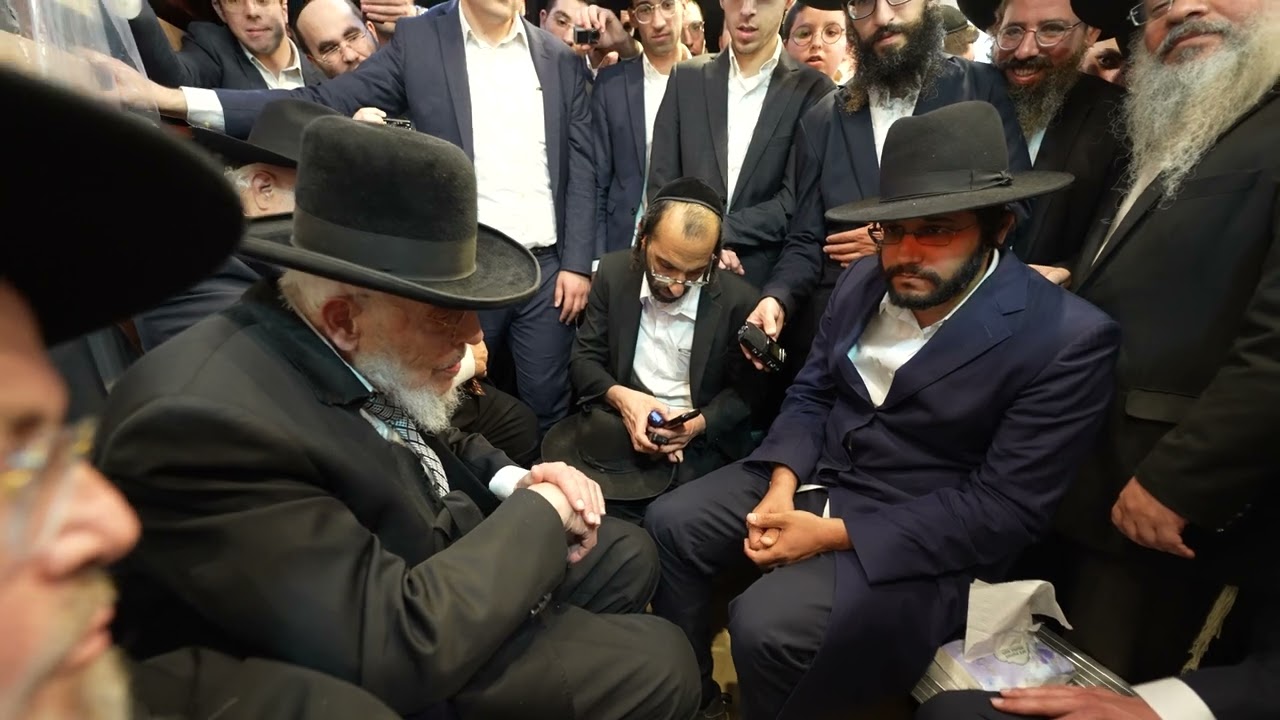 הגאון הינוקא בניחום אבלים בבית משפחת אזרחי על הסתלקותו של מרן הגרב"מ אזרחי זצוק"ל | The Yanuka