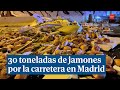 Un camión vuelca en Madrid esparciendo 30 toneladas de jamones por la carretera