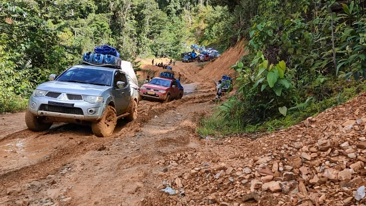 Mitsubishi Triton and Toyota Hilux In Mud Track -  Pickup Truck Extreme Mud Route
