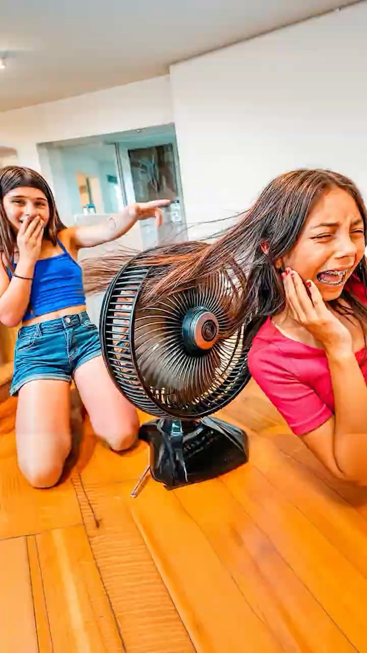 A ANINHA PRENDEU O CABELO DA MAYSA NO VENTILADOR #shorts