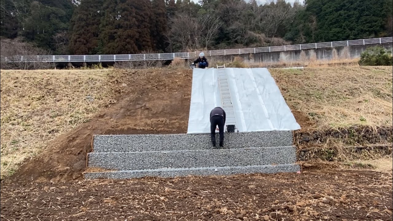 2026.3.2 RyoheiとKyokoの土木仕事　ロンケットネット（草生えシート）張ったよ！（土木仕事 法面保護 civilengineering erosioncontrol sitework）