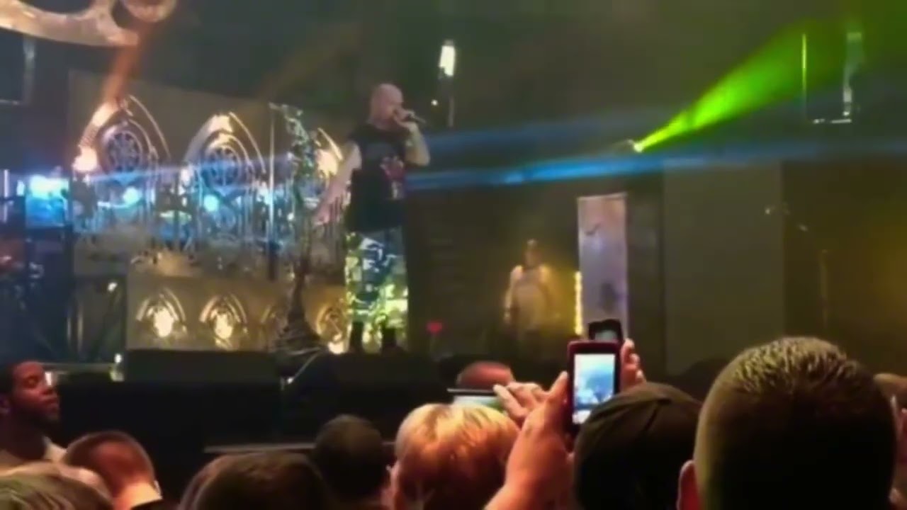 Metal bands stoppeds the show to help fans But is Exented