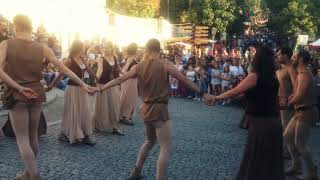 Танцы на средневековом фестивале в Санта-Мария-да-Фейра