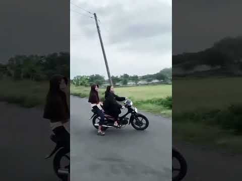 Wih baru liat kalau ada perempuan yg bisa standing motor