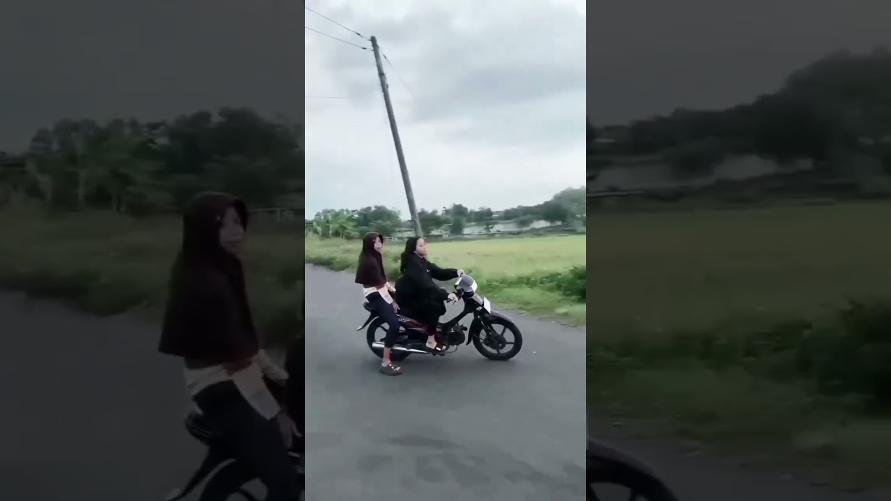 Wih baru liat kalau ada perempuan yg bisa standing motor