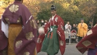 華麗な脚さばきに歓声 都内で蹴鞠披露