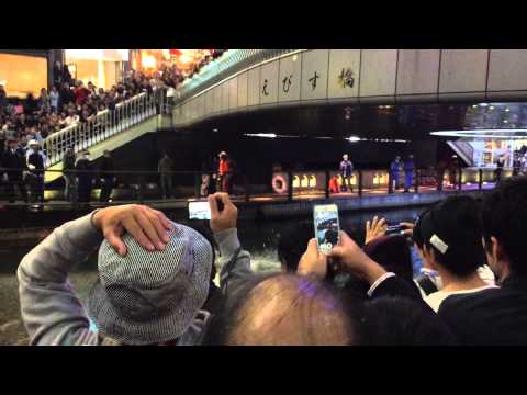 阪神CS制覇で道頓堀に飛び込む阪神ファン