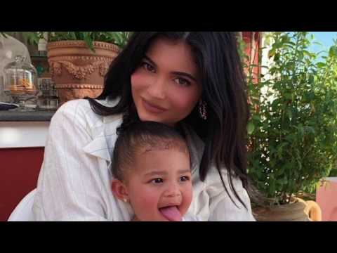 Vidéo: Kylie Jenner Pose Pour La Première Fois Avec Sa Fille Stormi