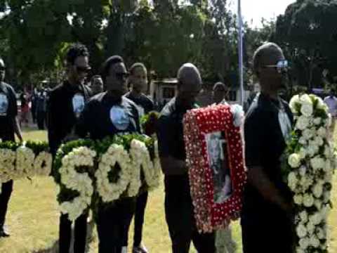 Mwili Wa Marehemu Ndg Seth Katende Aka Bikira Wa Kisukuma Ukiwasili Katika Viwanja Vya Leaders