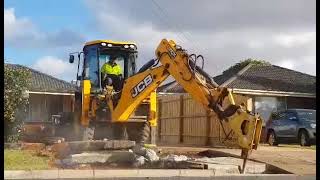 #jcb #jcbvideo #backhoe #backhoeloader #buldoexcavator #concrete #footpaths #driveway #rockbreaker