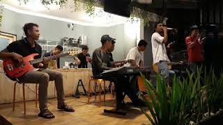 Remember Of Today - Pergi Hilang dan Lupakan (Akustik cover by CinematiC) at Kopi Senthet