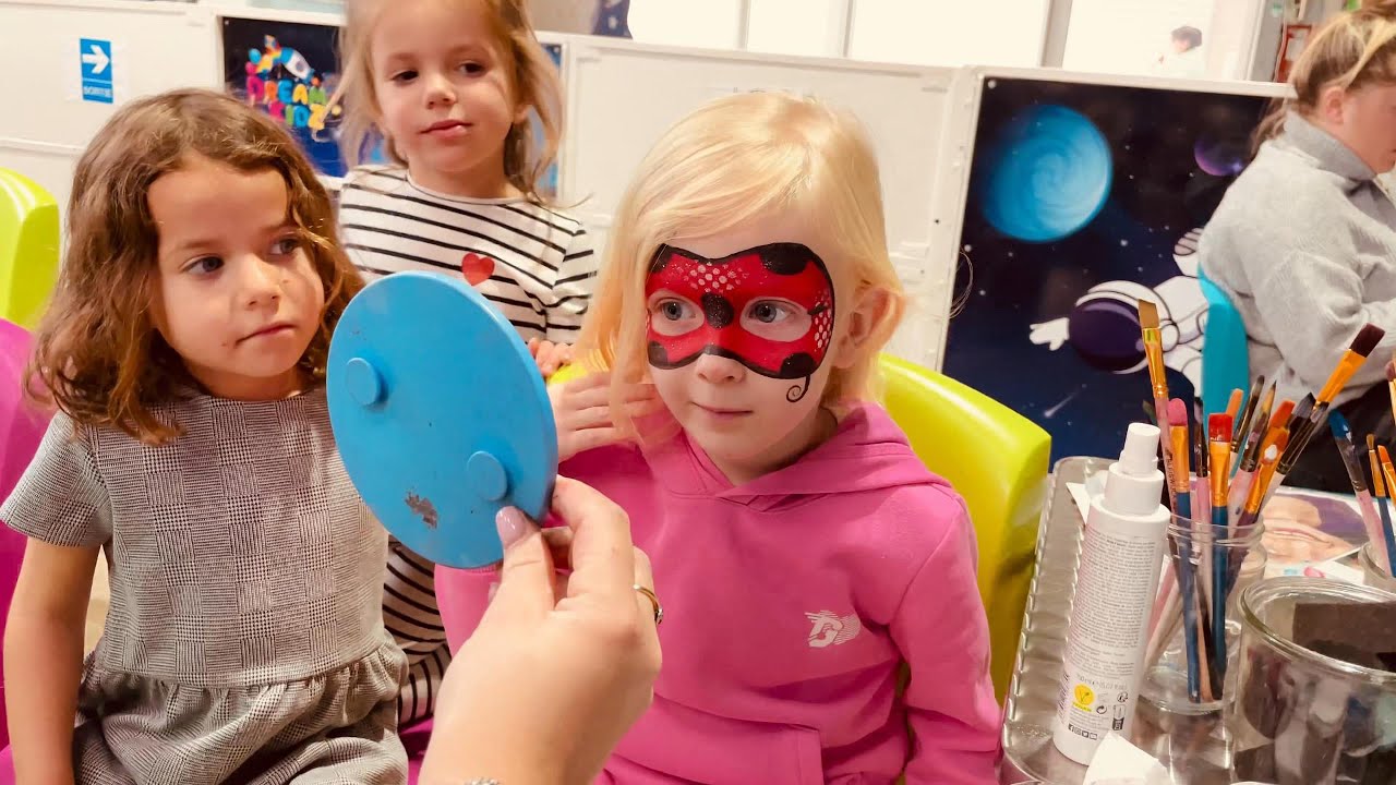 Maya at the entertainment center/Майя в развлекательном центре