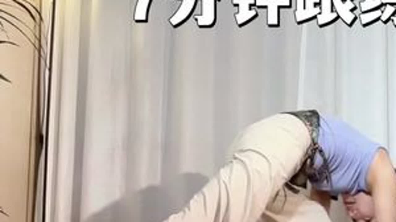7分钟晨起瑜伽跟练！唤醒身体，拉伸唤醒全身，开启元气一天 7分钟晨起瑜伽跟练！唤醒身体，拉伸唤醒全身，开启元气一天超简单！#瑜伽日常[话题] #瑜伽练习#晨起瑜伽#拉伸 #健康养生