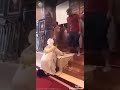 الاب الكاهن يقبل أقدام الشعب ويغسل ارجلهم يوم خميس العهد موسوعةالديانةالمسيحية