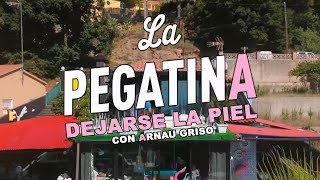 Video voorbeeld van "La Pegatina - Dejarse la piel feat. @ArnauGriso (Videoclip Oficial)"