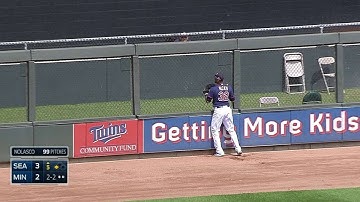 SEA@MIN: Hicks makes running grab at warning track