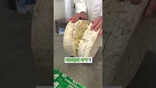 갓 자른 커다란 치즈 휠 속의 치즈 상태