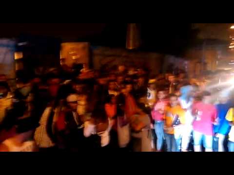Mulekot's na porta da escola divulgando o baile