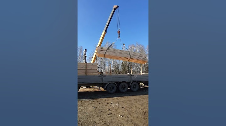 Разгрузка досок краном