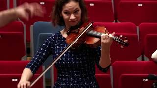 Hilary Hahn möter El Sistema under repetitioner med Radiosymfonikerna