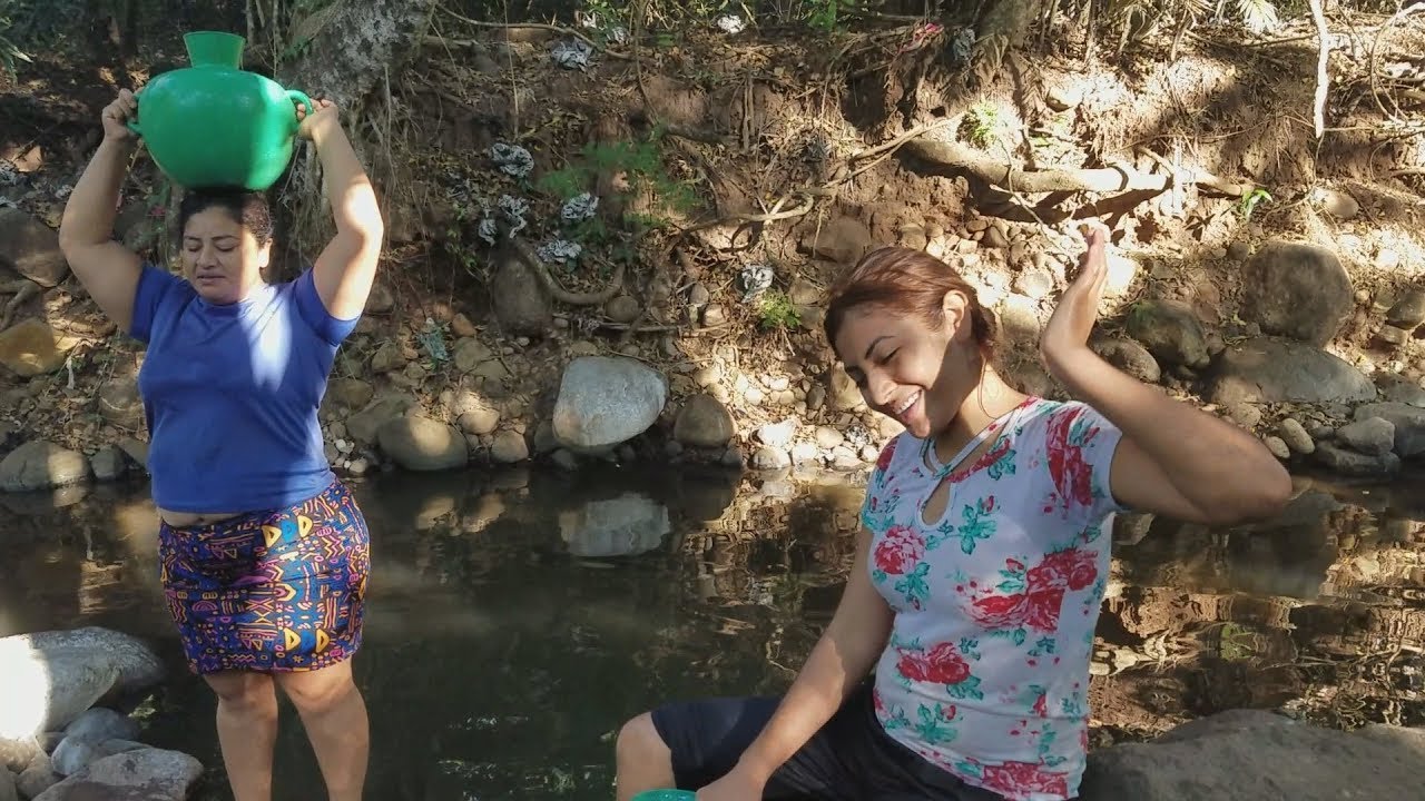 mexicano restaurant Olga y Noemi Jalando Agua Para Los Trabajadores - Familia De Noemi y Olga P / 4 EL SALVADOR GO