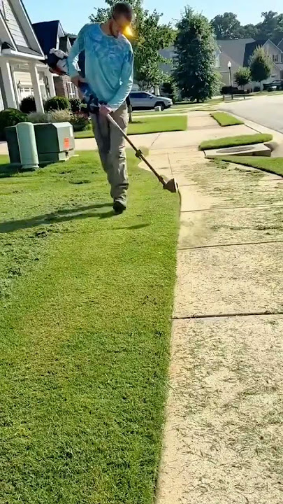 Kepuasan Maksimal! Lihat Cara Tukang Potong Rumput Ini Merapikan Tepi Jalan! #shorts
