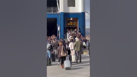 Κάτοικοι  της Σαντορίνης εγκαταλείπουν το νησί (4)