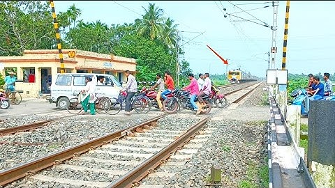 Traffic Jam at Railgate  : Fast & Furious EMU Local Train Dangerous Skipped at Railgate