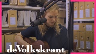 Maaike Ouboter speelt een troostliedje in onze archiefkast - de Volkskrant