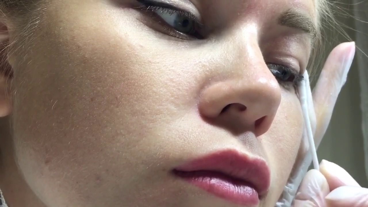 окрашивание бровехной. инструменты для татуажа. яркий татуаж. покраска бровей краской. татуаж сама себе.