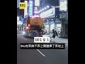萌娃見垃圾車開心衝刺！ 下秒「奶音求擊掌」清潔隊員驚喜喊：好治癒