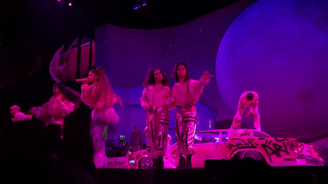 Ariana Grande - 7 rings (Live) - YouTube