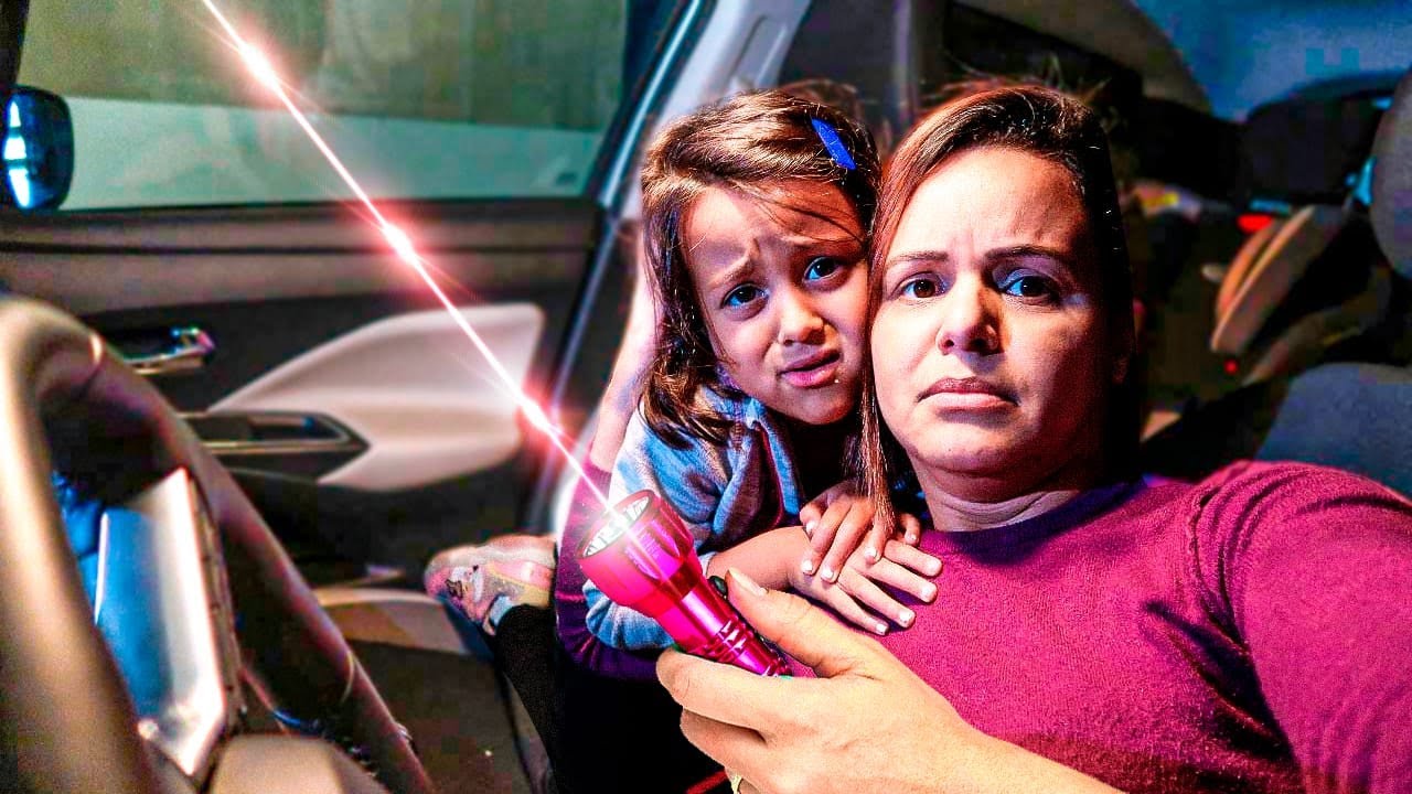 UM FÃ DESCOBRIU NOSSO ENDEREÇO E TIVEMOS QUE DORMIR JUNTOS NO CARRO *novelinha* - Lara e família