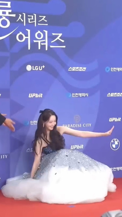 Yoona falls on stage, and she can't stop giggling about it 😁😄 #kdrama #limyoona #snsd #yoona
