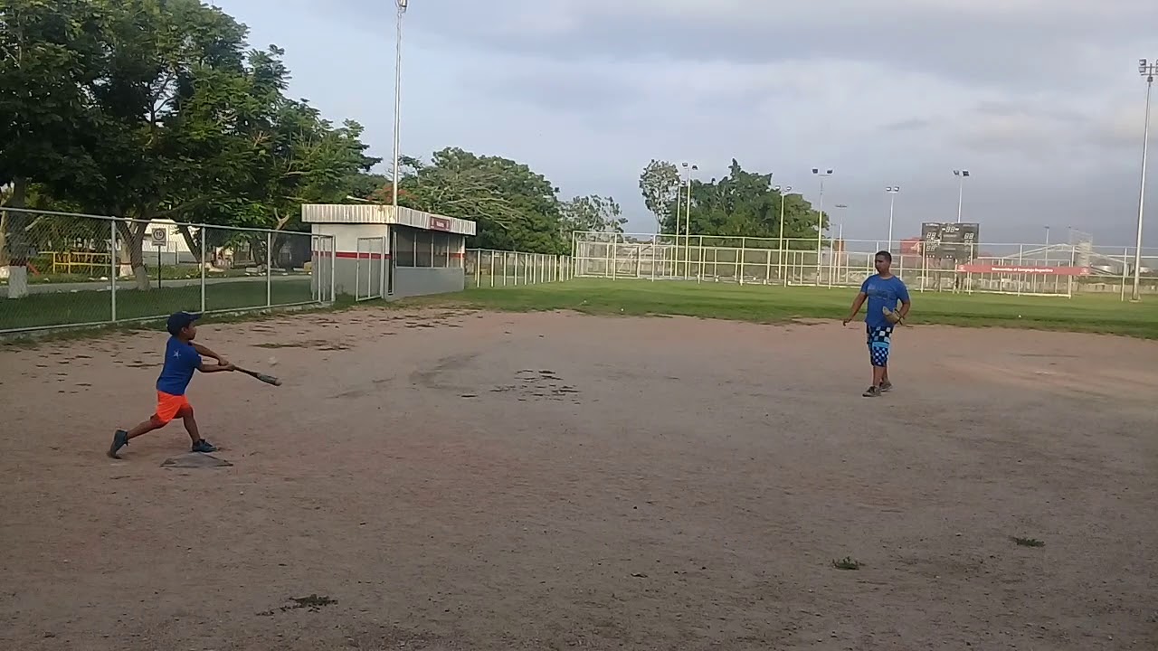 Niño de 4 años en práctica de bateo. Carlos Rionda - YouTube