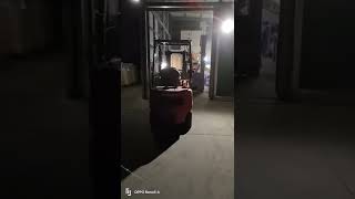 スマホの電卓とにらめっこ　ナイター突入した時の動画。乾燥済みフレコンバッグのテトリスで翌日の籾摺りの順番と納品先のパレットをテトリスしています。これ結構重要です。物流センター目線です。多分一番頂点時期