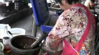 Thai Street Vendor Prepares Som Tum
More information, pictures, and complete recipe for Som Tum at ImportFood.com: http://importfood.com/videos/026-Dish8.html
A complete selection of imported Thai groceries and cookware: http://importfood.com Thai Street Vendor Prepares Som Tum
