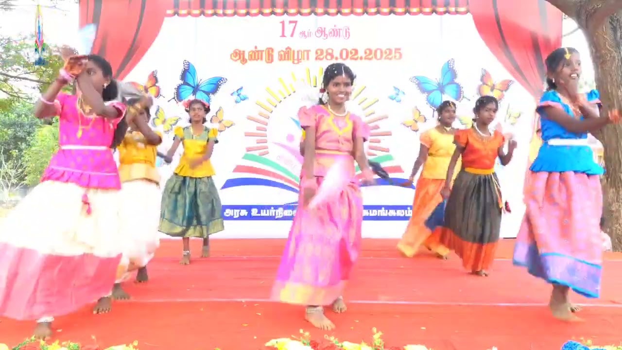 மண்வாசனை வீசும் ஆறாம் வகுப்பு மாணவர்கள் நடனம்