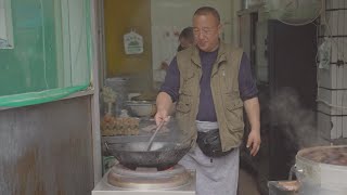 The noodle shop in Xi'an's No.1 Food Community has more customers than residents; a 15-yuan bowl ...