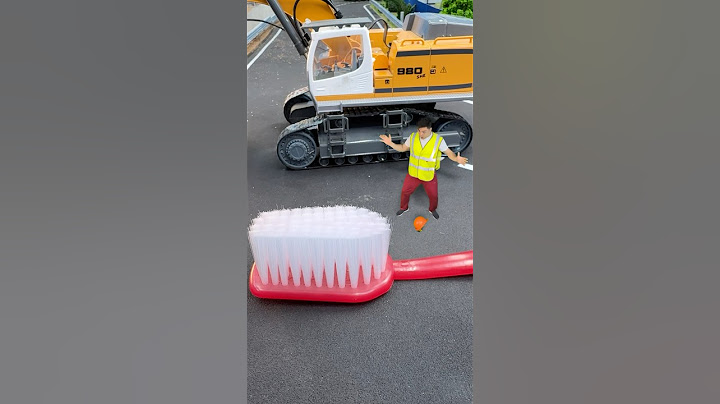 The gigantic toothbrush and RC excavator #builderc