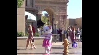 HELLO KITTY SIGHTING - Las Vegas Strip: Girlfriend Loses Her Mind