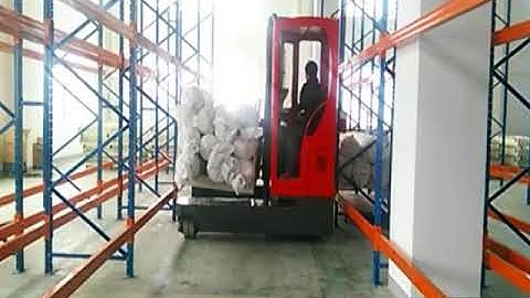 MiMA electric side loader in customer warehouse