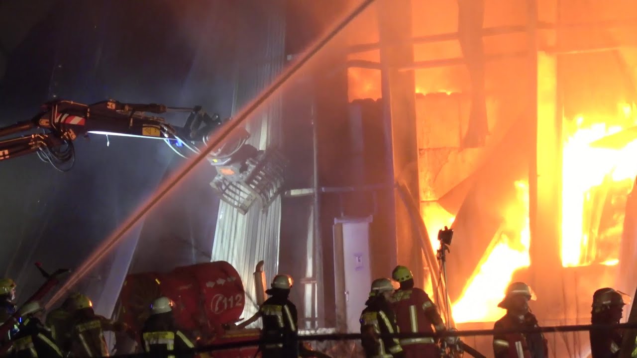 Großbrand im Entsorgungsbetrieb Hündgen - Flughafenfeuerwehr im Einsatz in Swisttal 17.05.25 + O-Ton